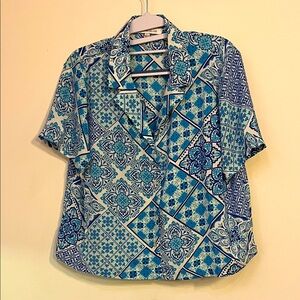 Rose & Olive Blue and White Patterned Short-Sleeve Button Down Sz L Never Worn